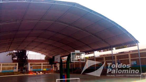 Techado parabólico en colegio